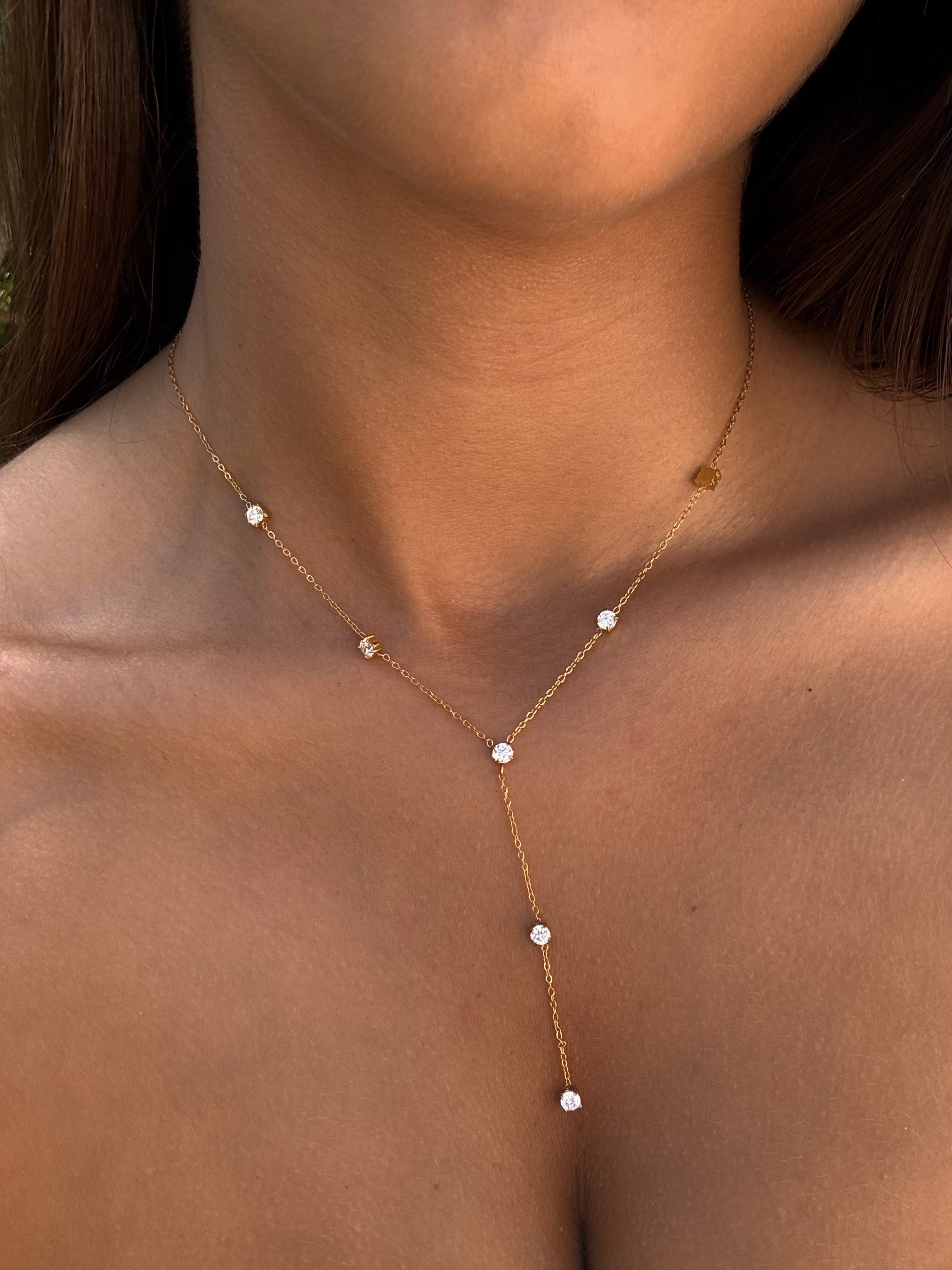 Collier fin et élégant tendance à strass