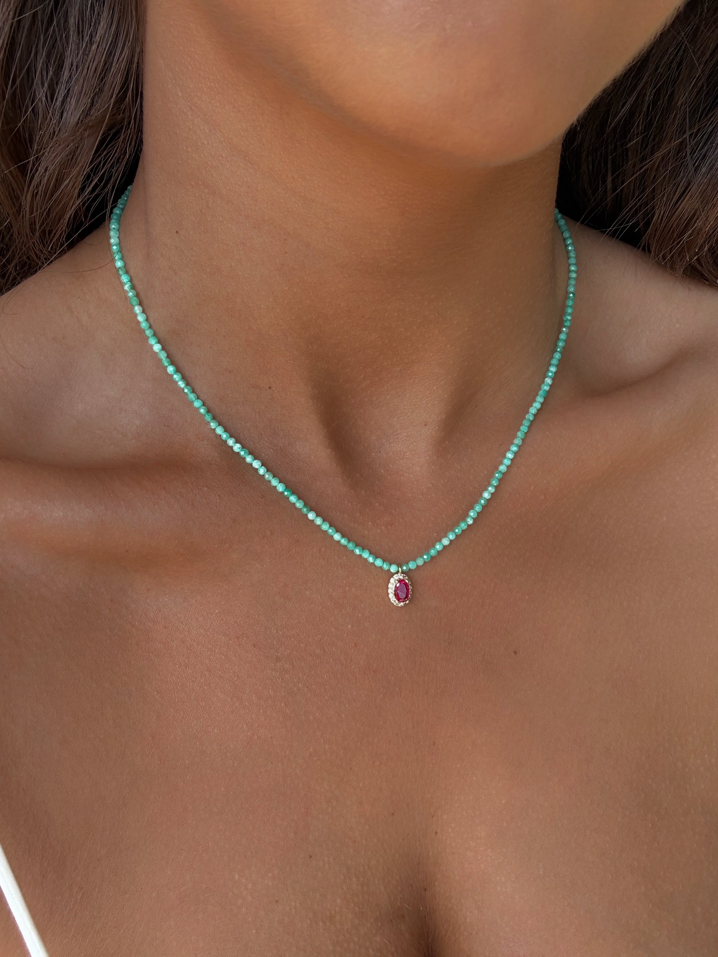 Collier en pierres naturelles tendance pour femmes
