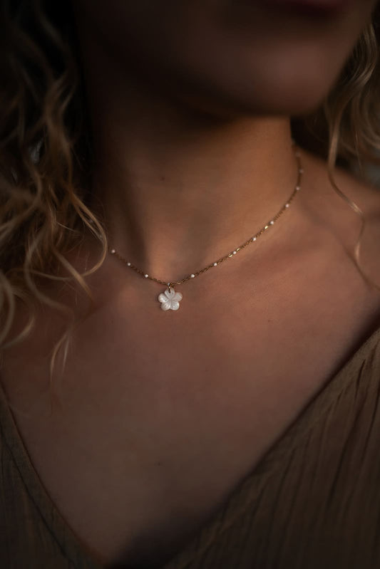 collier fleur de nacre