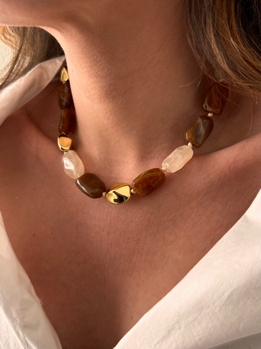 collier en acier inoxydable et grosses perles nacrées brunes et blanches 