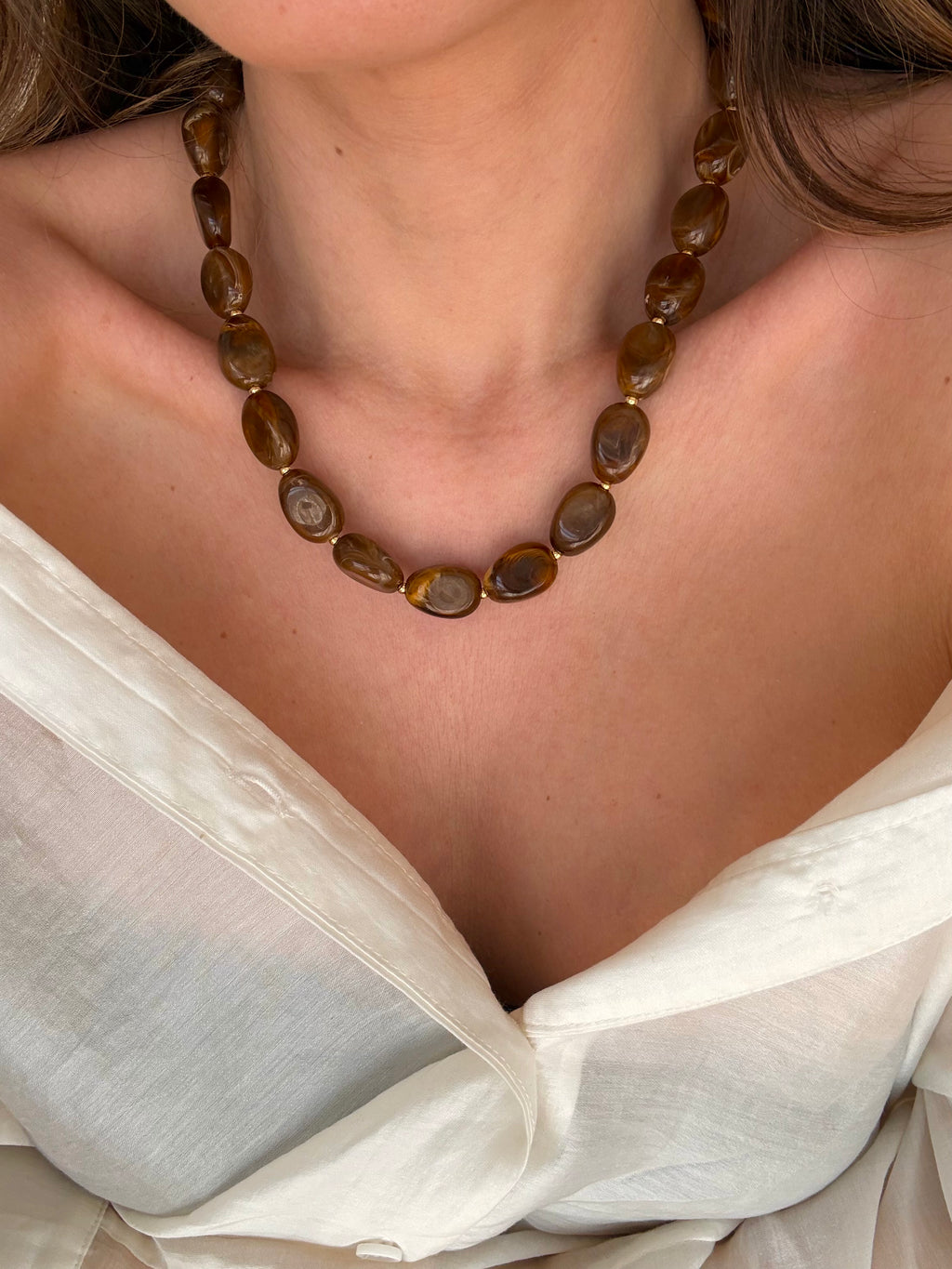 collier perlé de résine marron