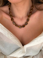 collier perlé de résine marron