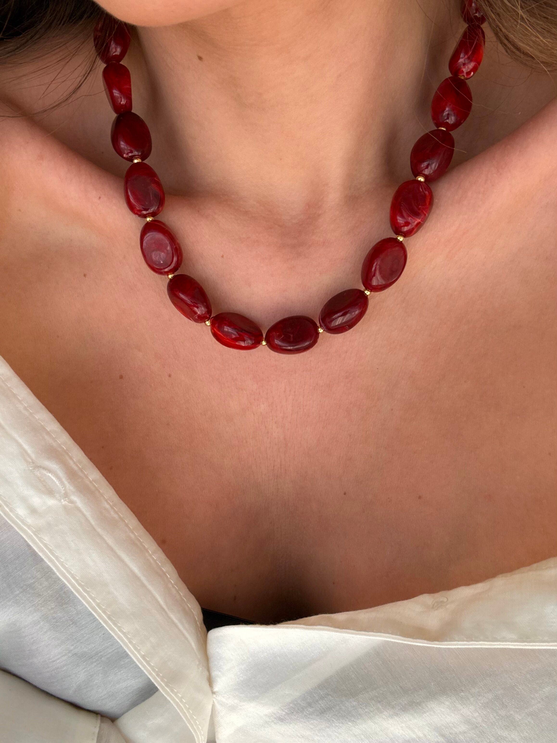 collier perlé de résine rouge