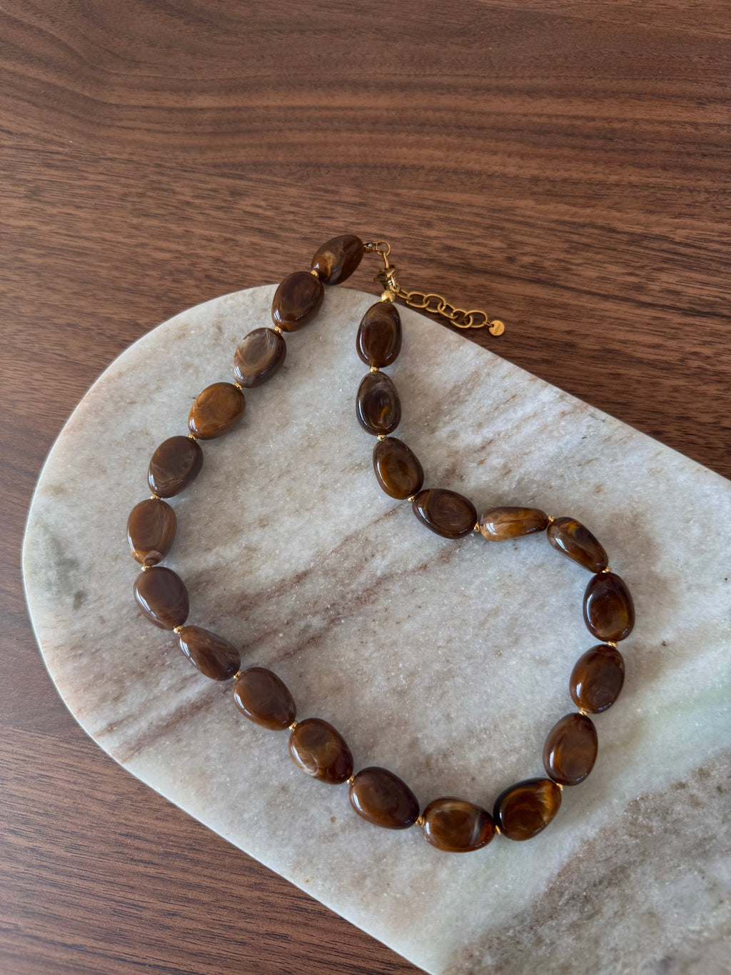 collier en résine marron
