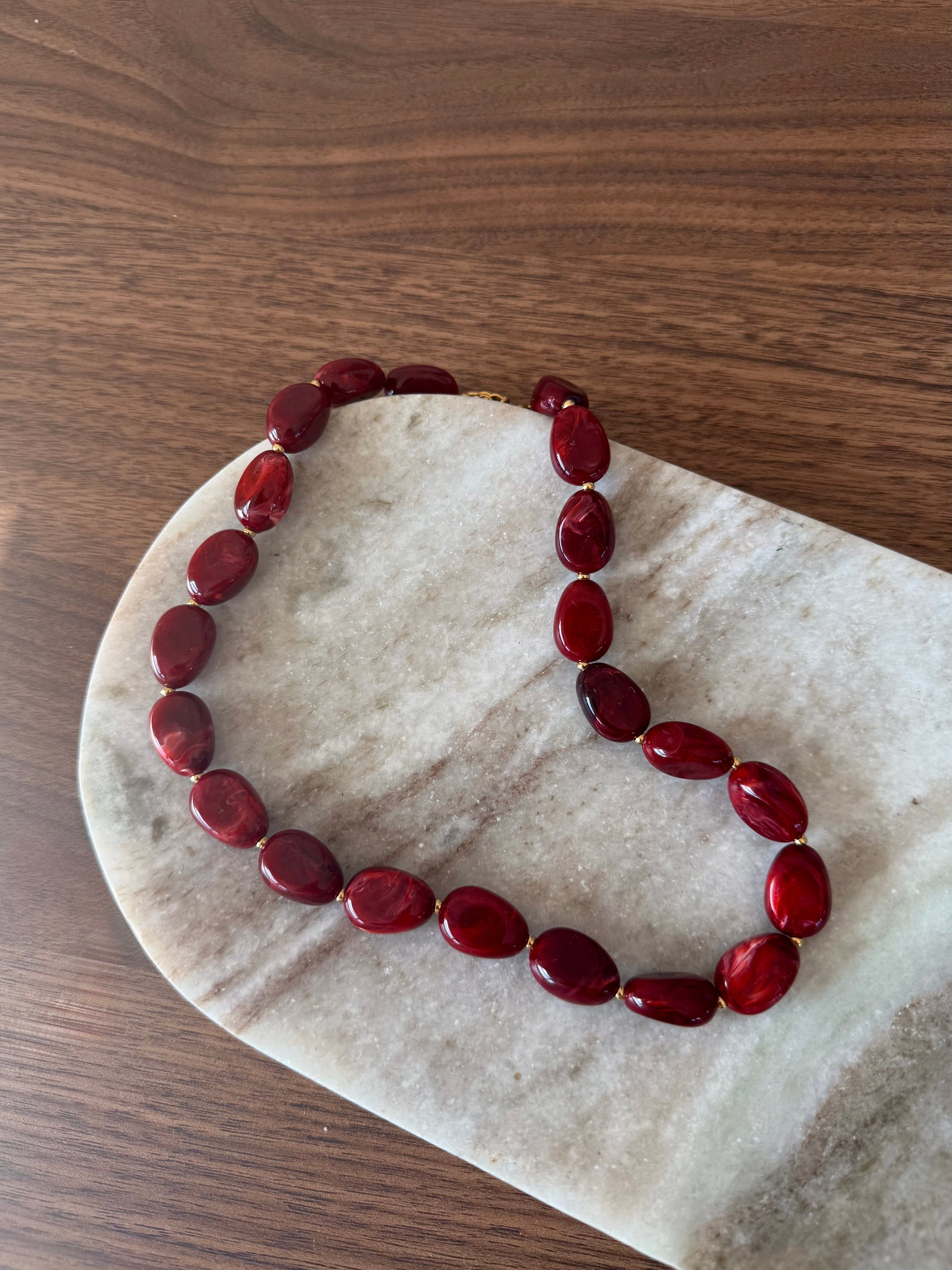 collier grosses perles rouge en résine 