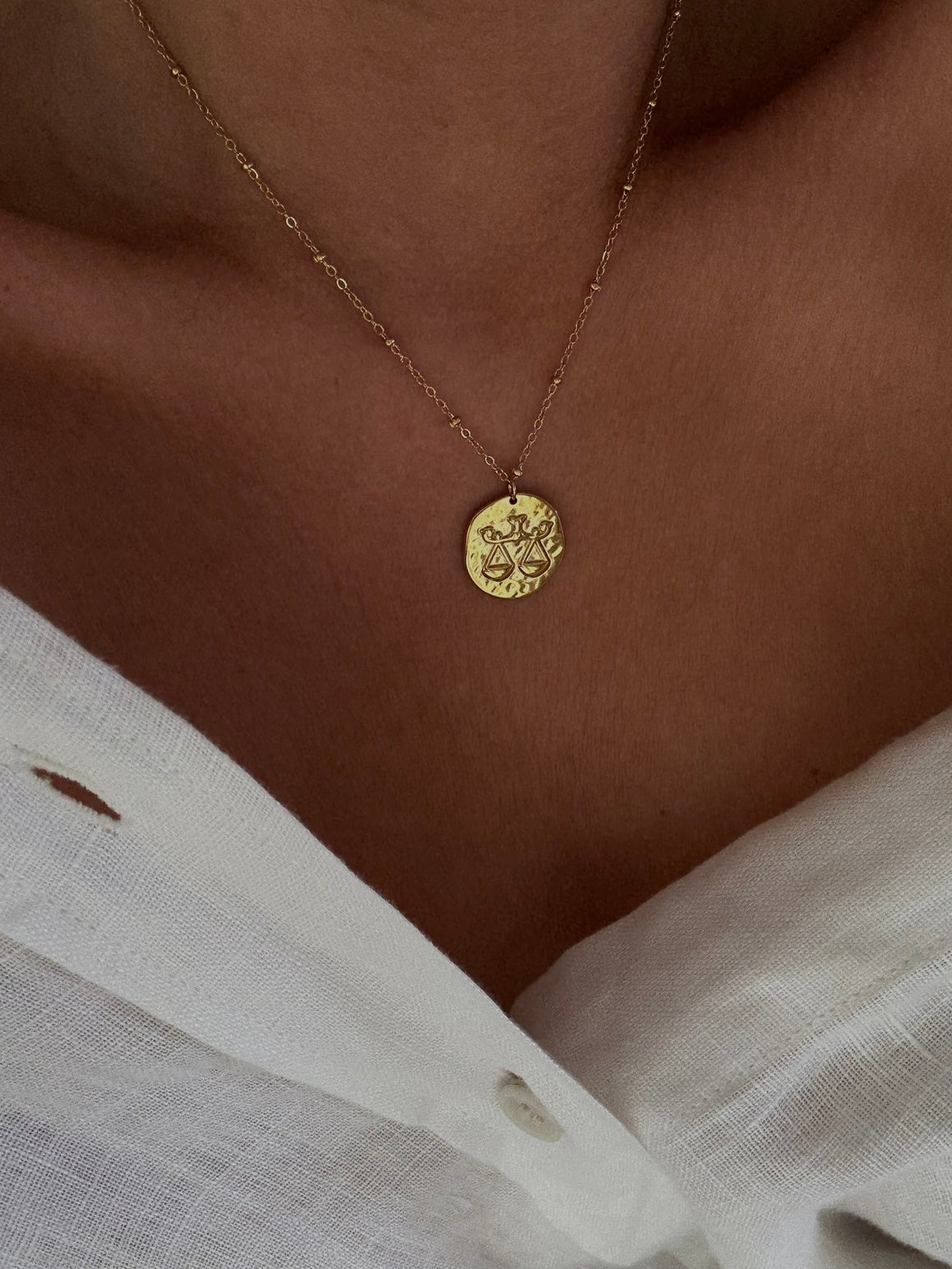collier signe balance