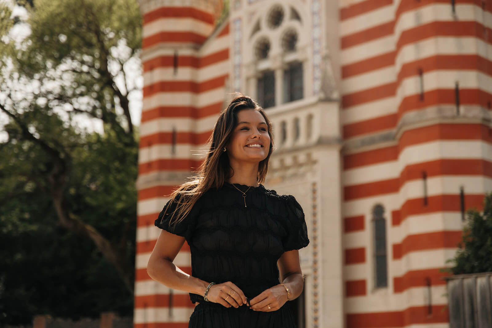 blouse noire pour femmes avec des détails brodés