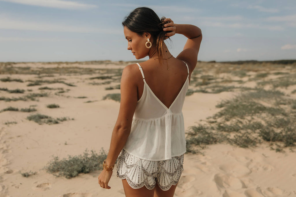 short blanc fluide avec des strass brodés