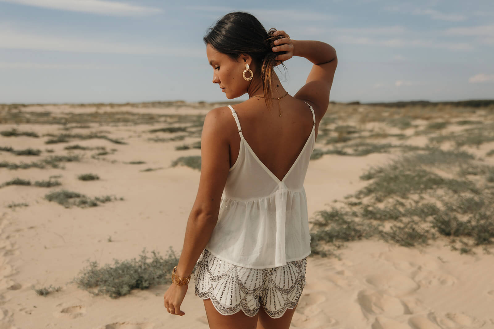 short blanc fluide avec des strass brodés