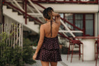robe courte à pois tendance avec un dos nu