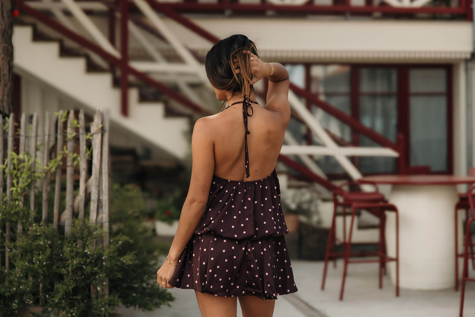 robe courte à pois tendance avec un dos nu