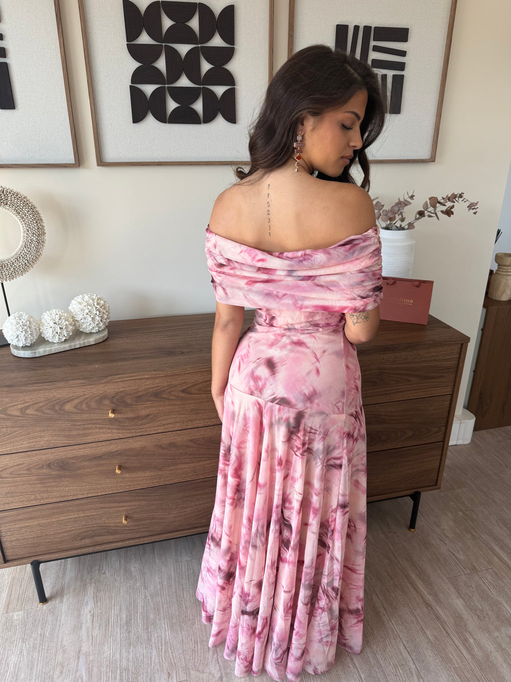 robe longue col bardot rose à imprimés bordeaux