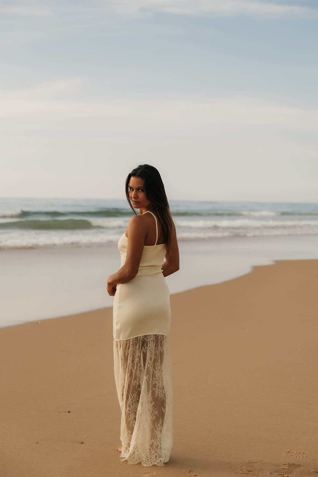 robe longue avec de la dentelle sur la jupe