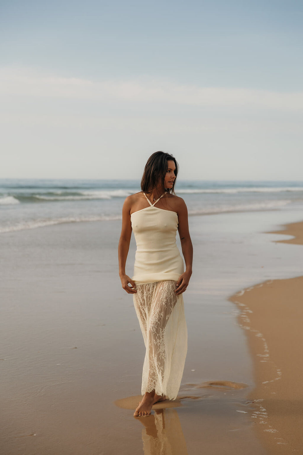 robe longue avec de la dentelle sur la jupe jaune