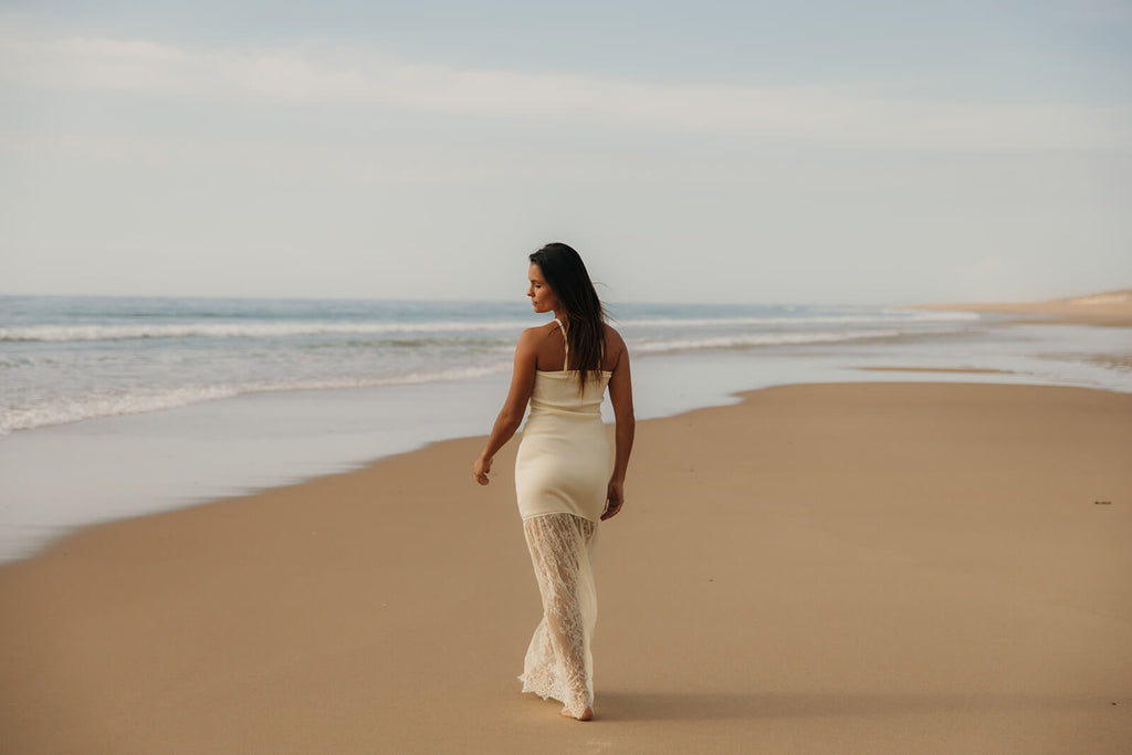robe longue avec de la dentelle sur la jupe