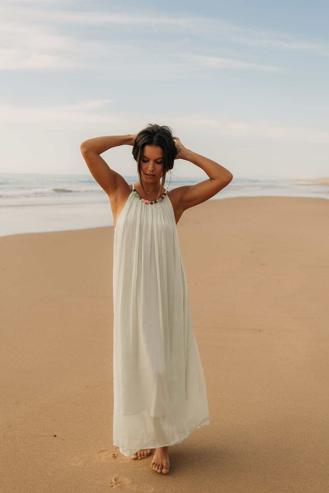 robe longue fluide vert d'eau style bohème détails de perles colorées sur le col 