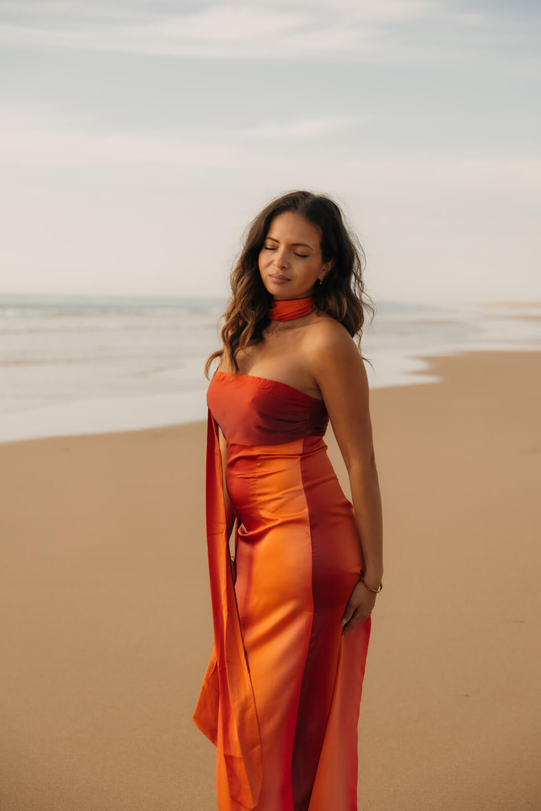 robe longue orange fluide pour un événement 