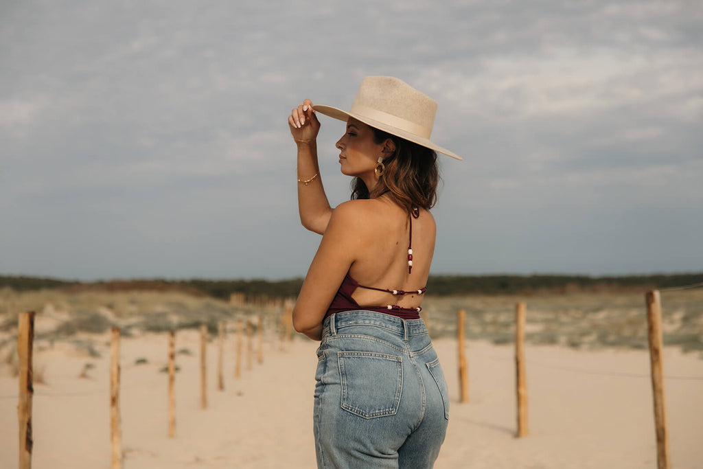 dos nu avec détails de perles, vêtement tendance pour femmes